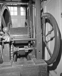 884018 Afbeelding van het draaisysteem van de speeltrommel van het carillon in de Domtoren (Domplein) te Utrecht.